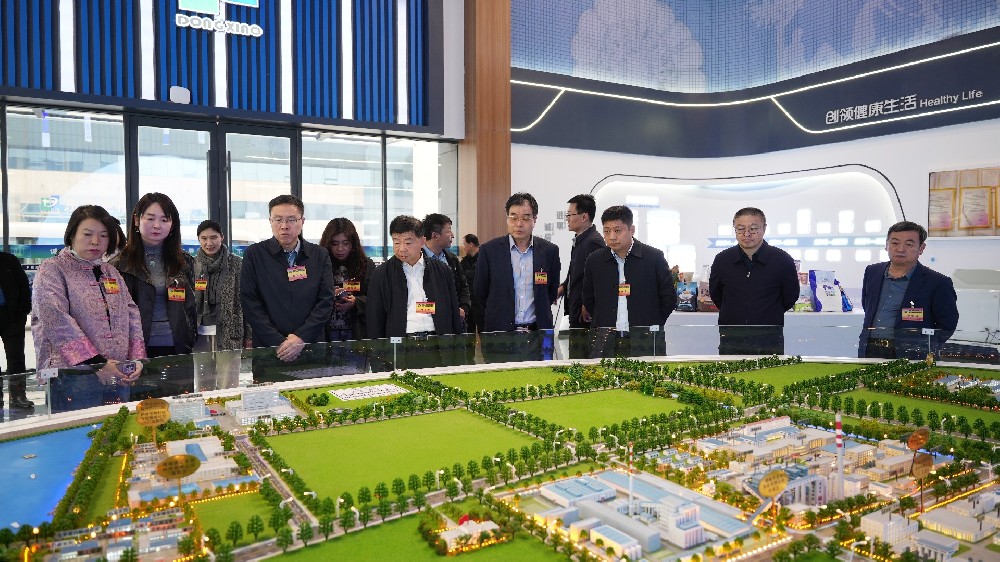 市政协副主席王江涌陪同潍坊市政协委员一行到国产成人
参观调研